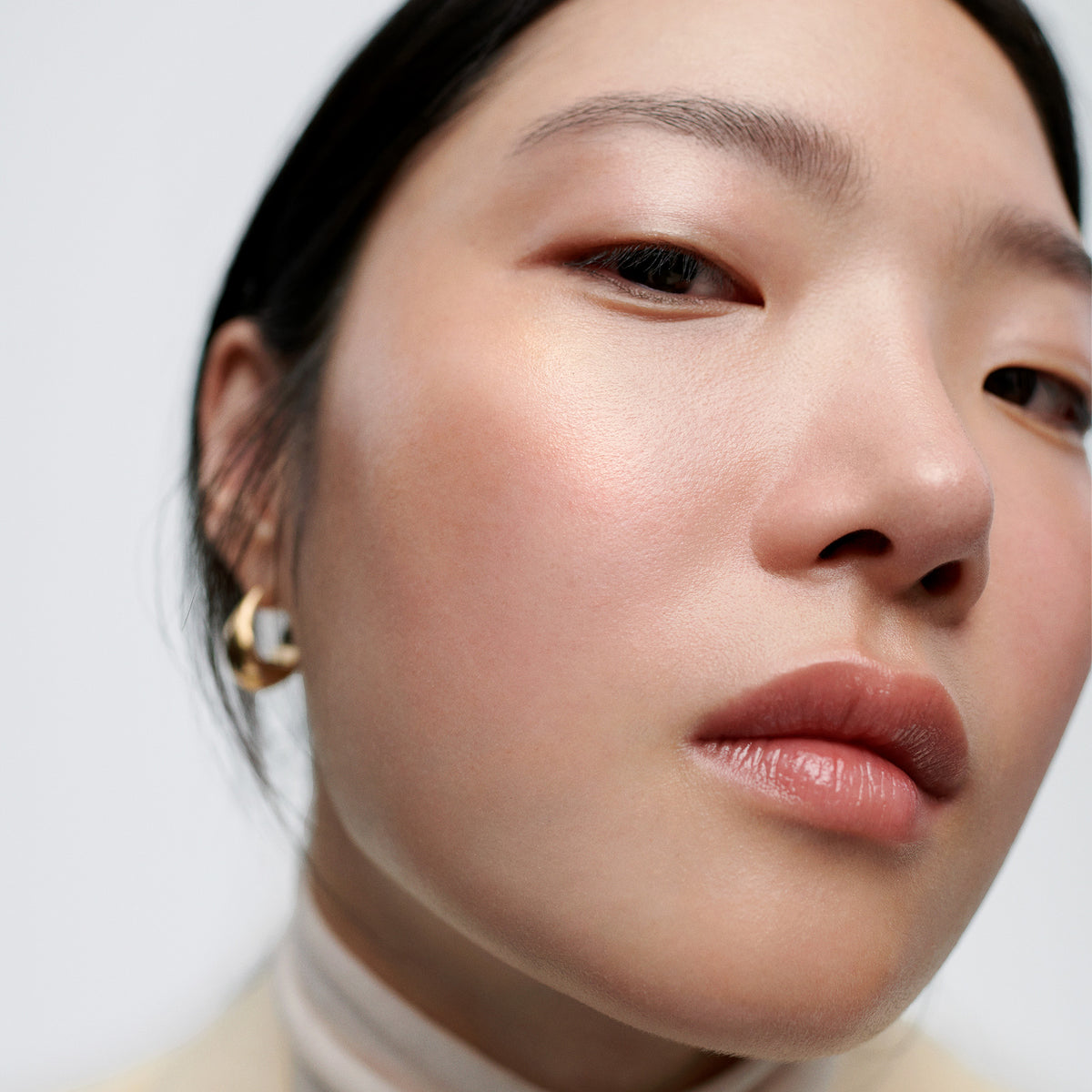 Solstice | face | Model in wearing Day Glow in Solstice