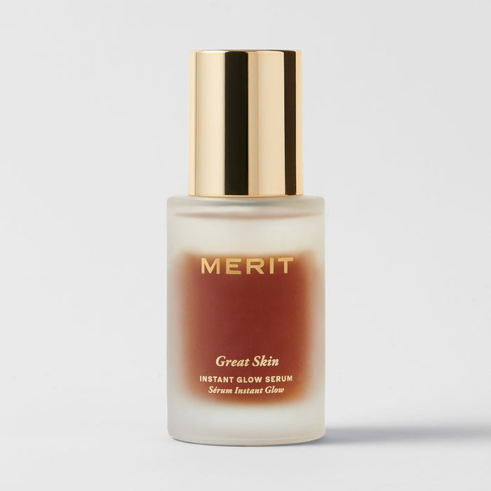 Flacone di Great Skin Instant Glow Serum su sfondo bianco.