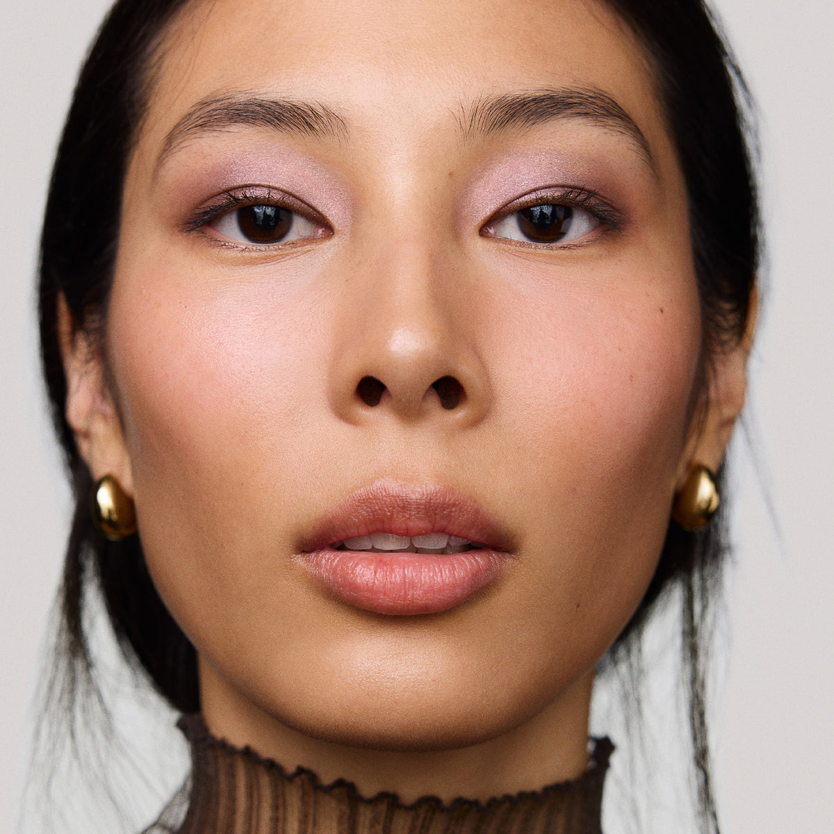 Master || Milano is wearing Solo Shadow Sheen in Iris