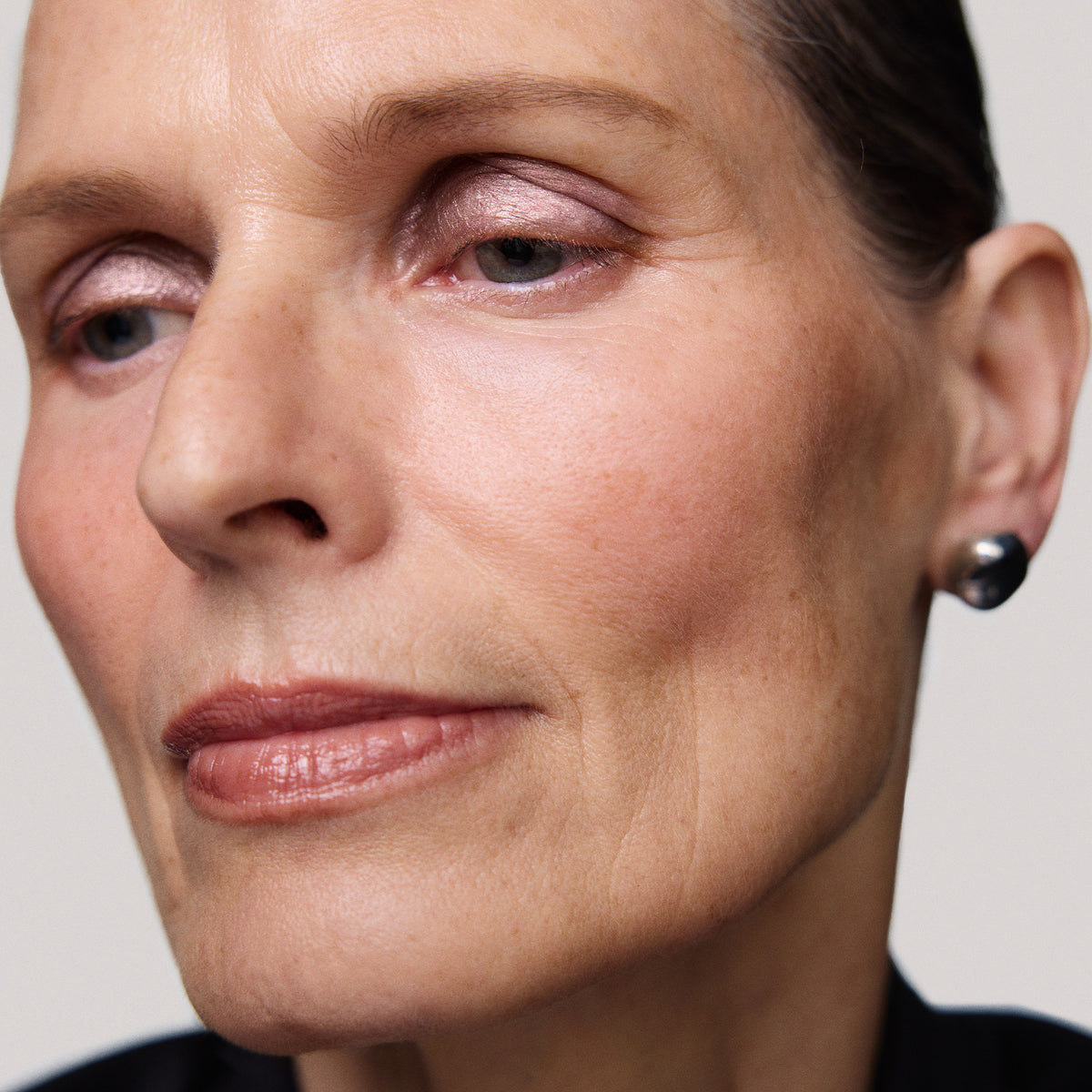Master || Sylke is wearing Solo Shadow Sheen in Iris