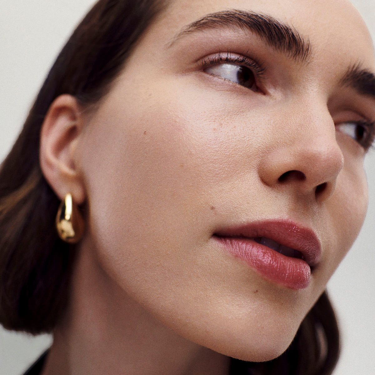 Master ||  Model wears The Minimalist in Sandstone.